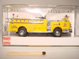 BUSCH US Fire Engine pumper cabrio yellow Véhicules miniatures