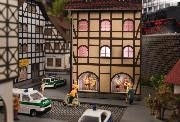 NOCH Maison rose/rouge avec vitrines et figurines Trains
