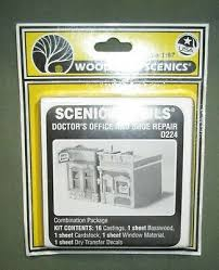 WOODLAND SCENICS Kit de deux batiments ; bureau du medecin et cordonnier (en métal blanc à monter  peindre et a décorer) Decors et diorama
