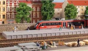 AUHAGEN kit en plastique de quai de gare sans toiture  (336x79x7/13mm) Trains