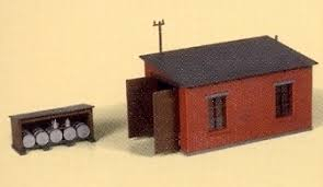 AUHAGEN plastic kit of narrow gauge engine shed with service station (cement not included) Trains